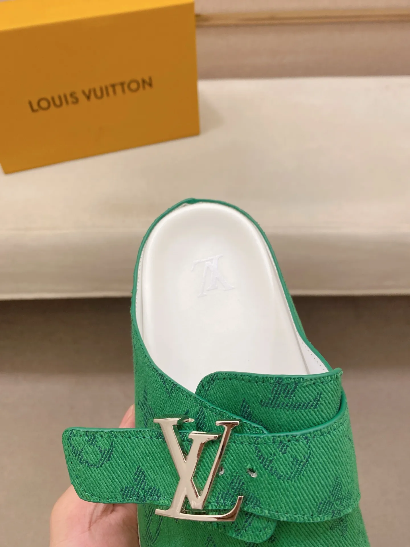 Men's shoes 💰: 360💰LV made 🔍Top purchasing agents, men's spring and summer slippers are available at the same counter. The uppers are made of Italian imported denim with logo graphics and high-quality craftsmanship. The soles are original soles specially provided by the original factory. The exclusive movable molded soles are super comfortable. Original factory follow-up products. 🔍🔍High quality. You can enter and exit the counter at will. Welcome to compare. The code number is 38-44.
